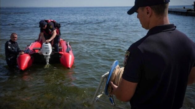 Полицейскую волной смыло в море в Одессе: момент попал на видео