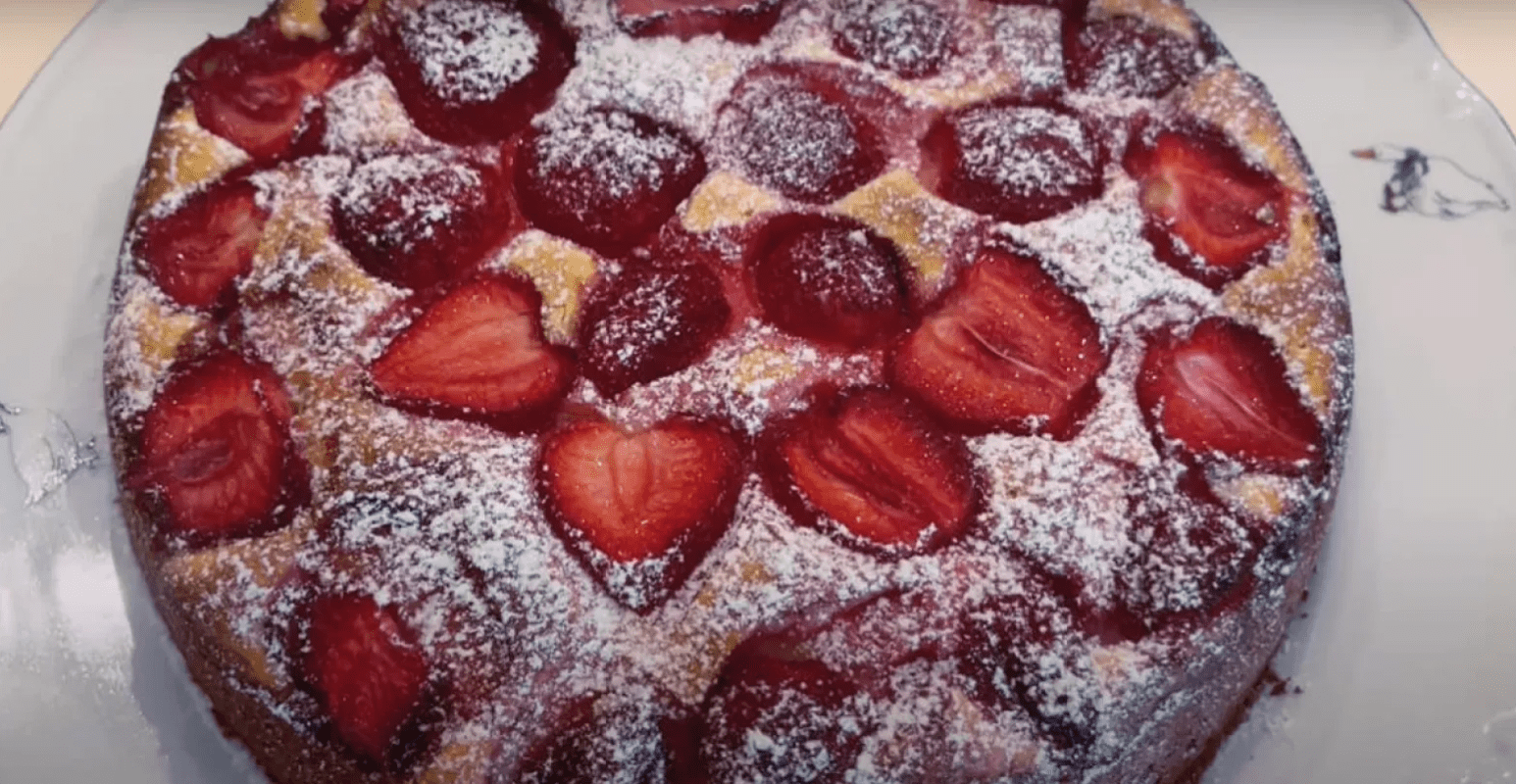 Чекаю цілий рік сезон полуниці, щоб приготувати цей пиріг ➤ Prozoro.net.ua