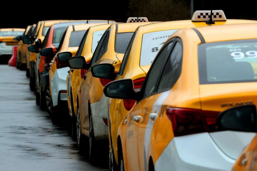 Пасажирка забула у таксі 400 тис. грн: водій привласнив гроші