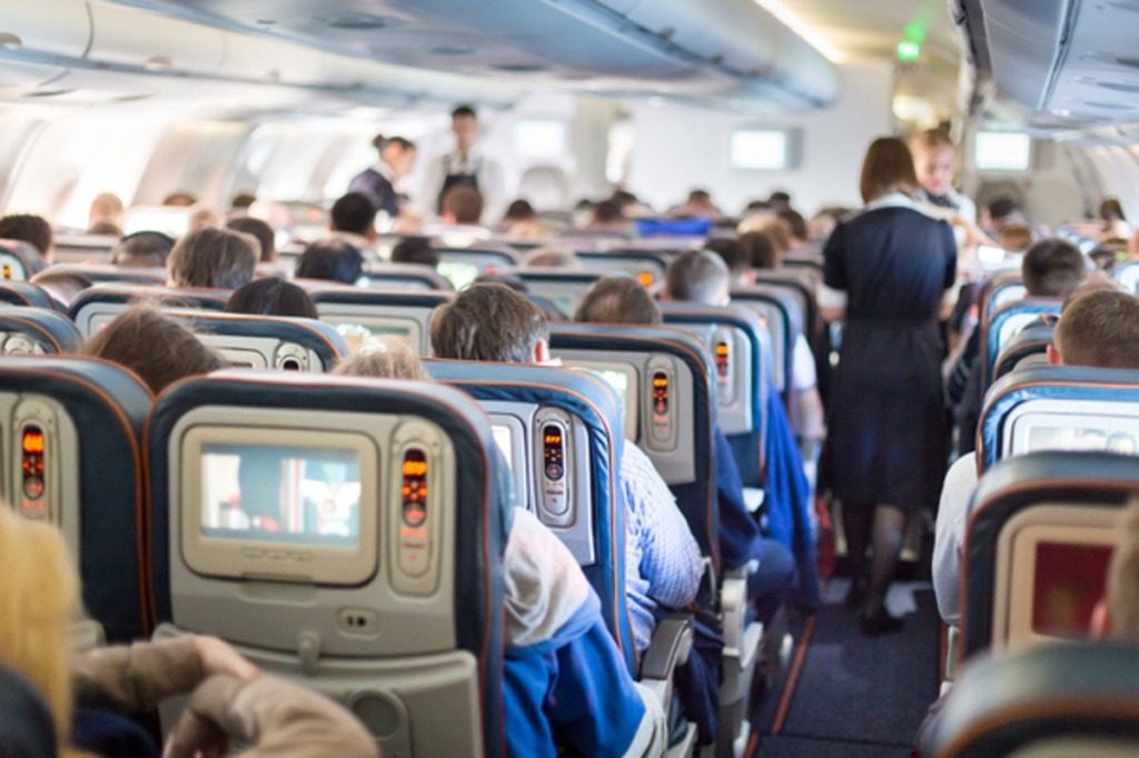 Пассажиры требовали вывести ребенка из самолета: что произошло