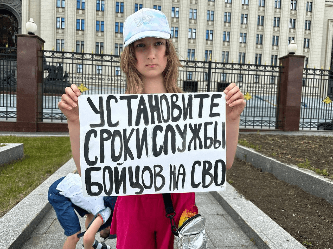 Дружини мобіків стали на коліна перед Міноборони: що вимагають