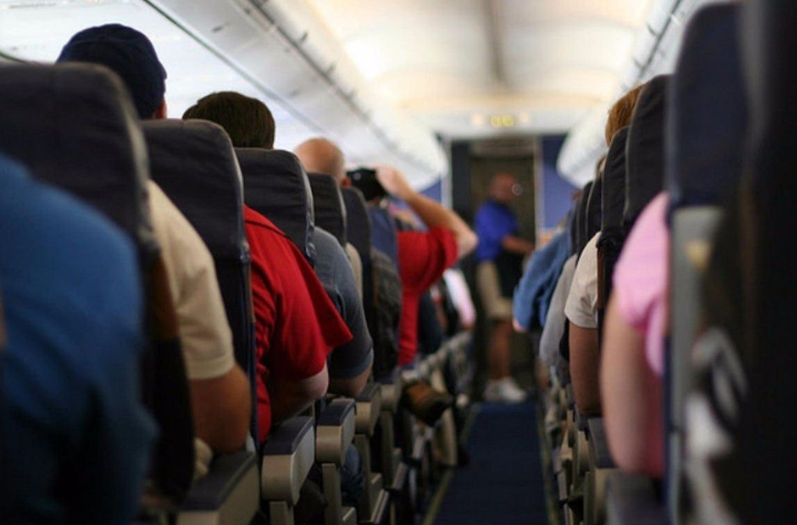 Пассажиры требовали вывести ребенка из самолета: что произошло
