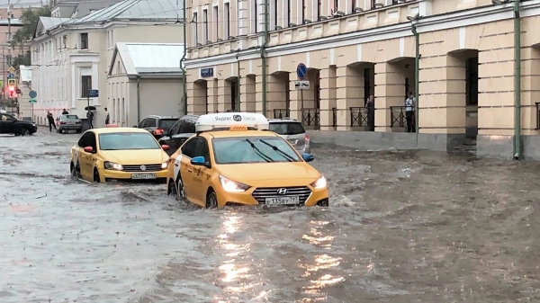 Вода текла з розеток та люстр: нечувана злива затопила Москву (фото) ➤ Prozoro.net.ua