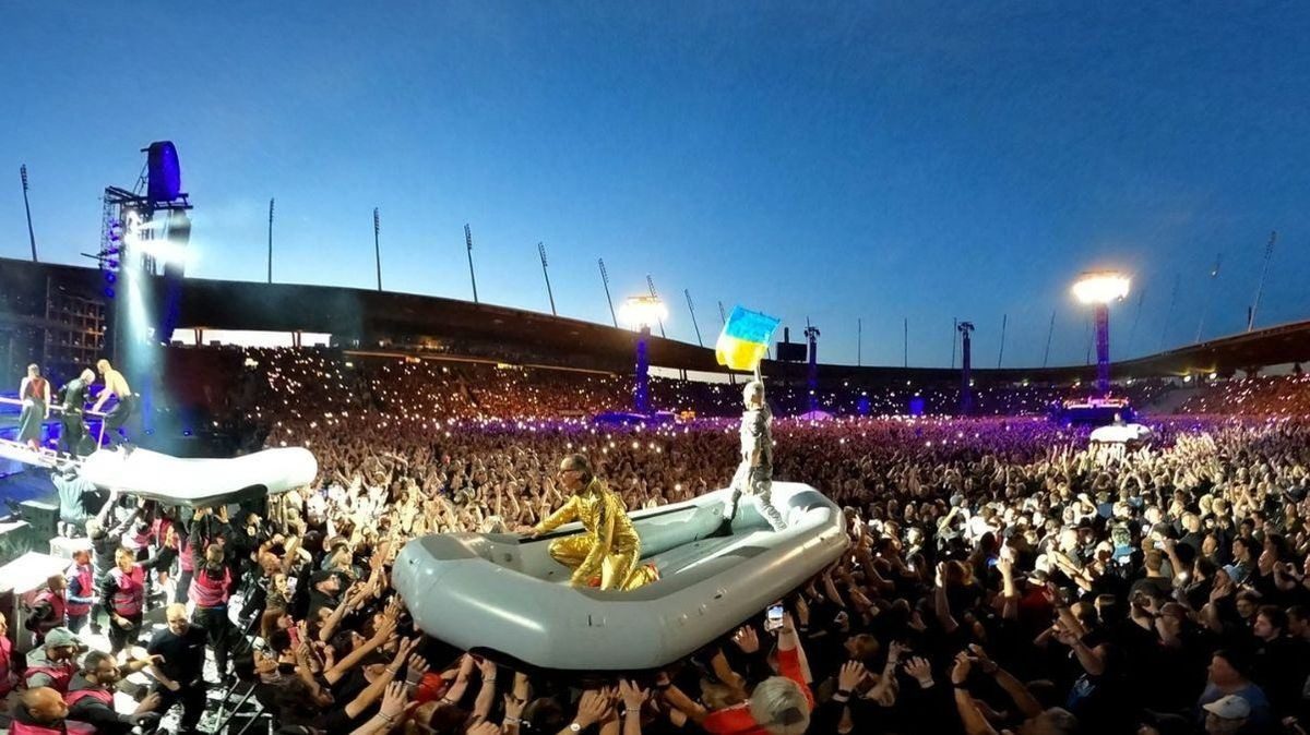 Подняли девочку в сине-желтом: видео с концерта Rammstein покорило сеть ➤ Prozoro.net.ua