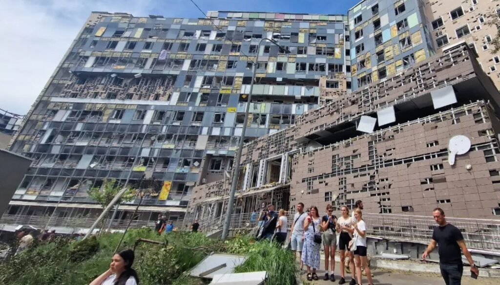 Ракетный удар по Киеву: спасатели показали ужасные кадры с места 5 Ракетный удар по Киеву: спасатели показали ужасные кадры с места