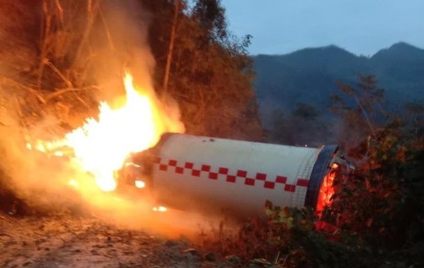 У Китаї впала і вибухнула ракета 