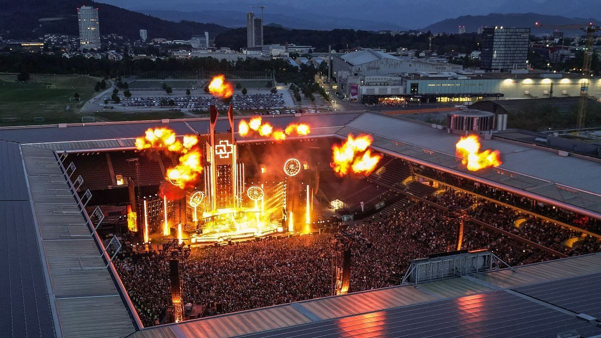 Подняли девочку в сине-желтом: видео с концерта Rammstein покорило сеть