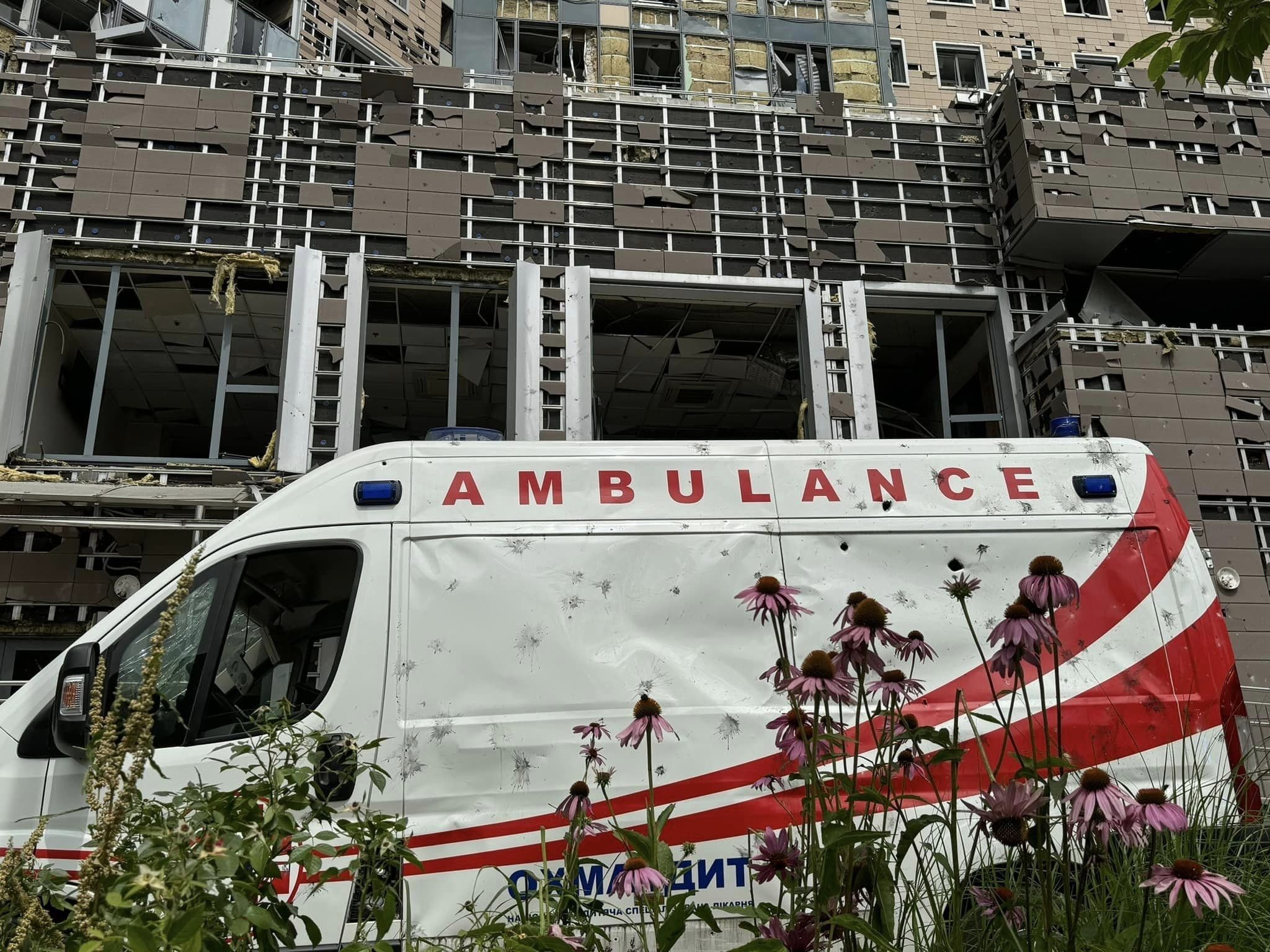 Ракетний удар по Києву: рятувальники показали жахливі кадри