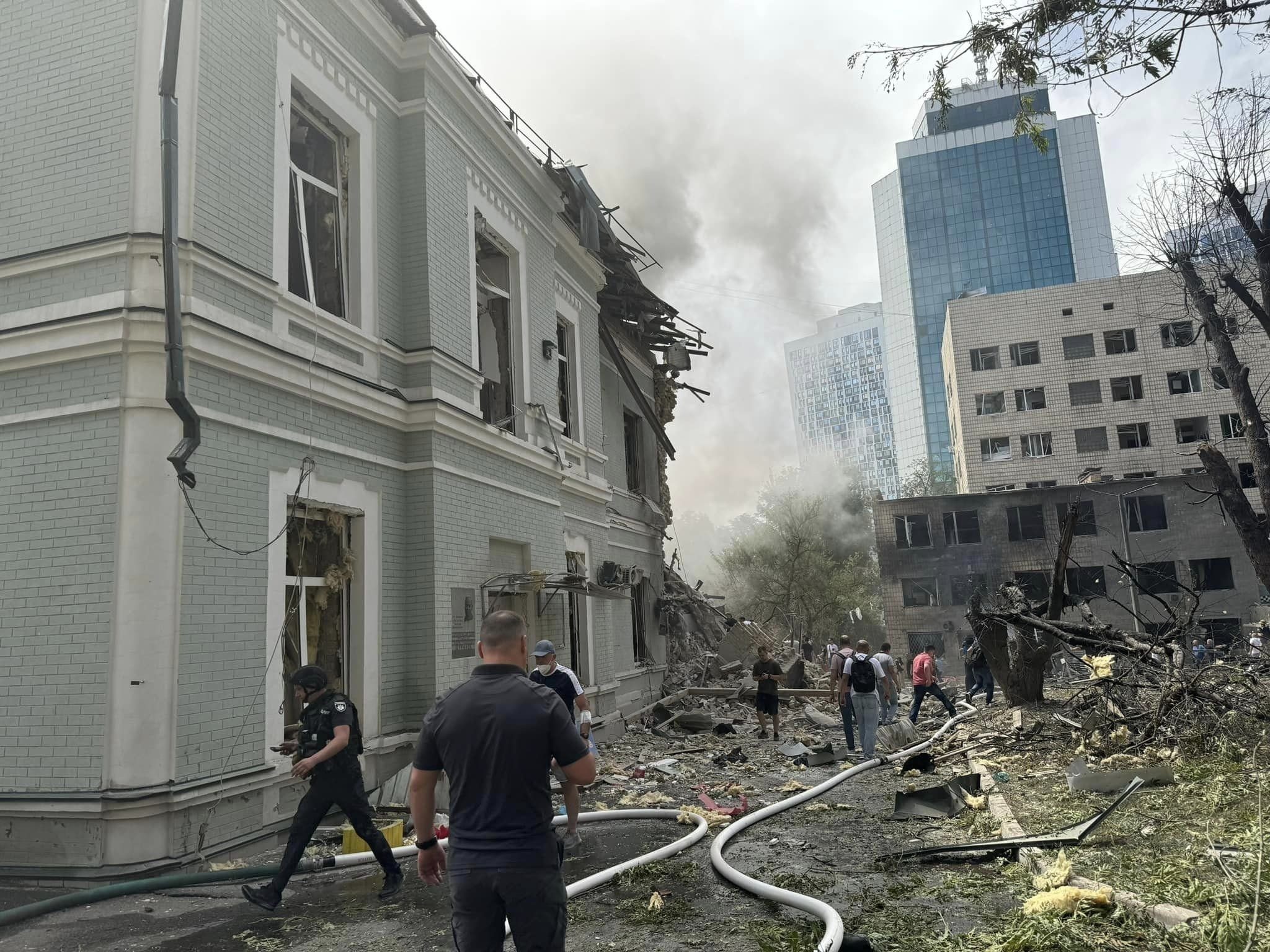 РФ вдарила по дитячій лікарні у Києві: фото та відео наслідків