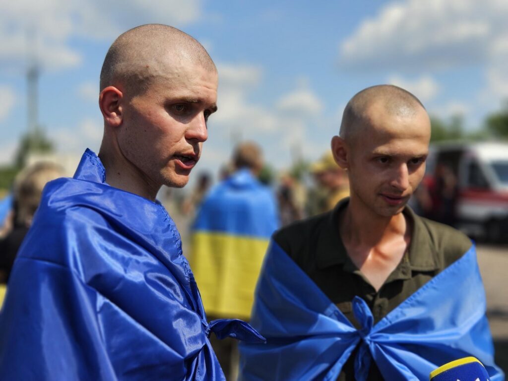 Україна повернула додому 95 захисників: емоційні фото та відео 4 Україна повернула додому 95 захисників: емоційні фото та відео
