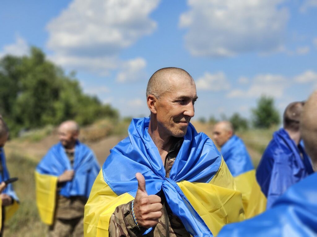 Україна повернула додому 95 захисників: емоційні фото та відео 5 Україна повернула додому 95 захисників: емоційні фото та відео
