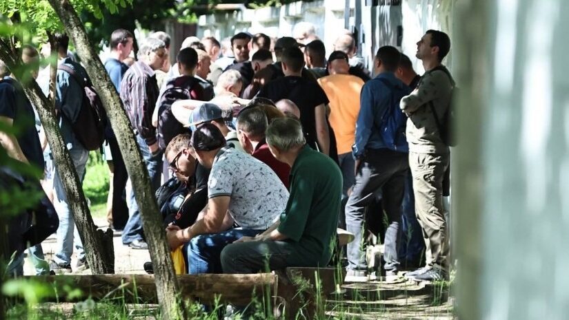 Стоять з 5-ї ранку: у Києві біля ЦНАПів утворилися черги чоловіків ➤ Prozoro.net.ua