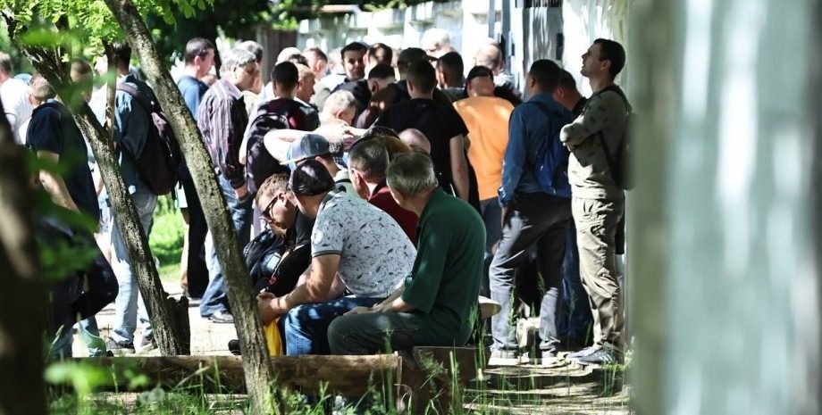 Стоять з 5-ї ранку: у Києві біля ЦНАПів утворилися черги чоловіків ➤ Prozoro.net.ua