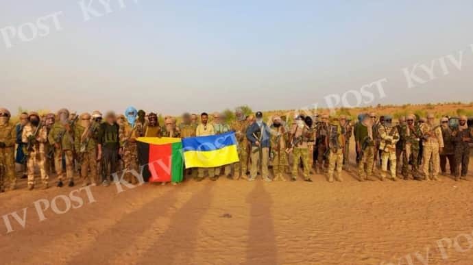 Туареги уничтожившие "Вагнер" в Мали позируют с украинским флагом 3 Туареги уничтожившие "Вагнер" в Мали позируют с украинским флагом