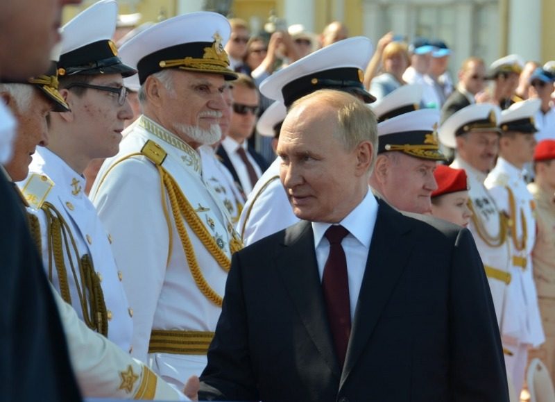 Путін подивився на “брата” корабля, котрий зганьбився в Україні
