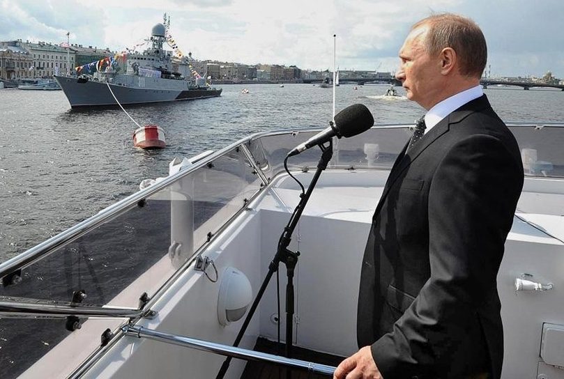 Путін подивився на “брата” корабля, котрий зганьбився в Україні ➤ Prozoro.net.ua