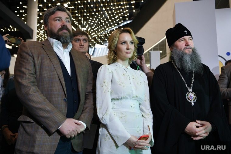 Львова-Бєлова кинула чоловіка-попа та 10 дітей заради олігарха