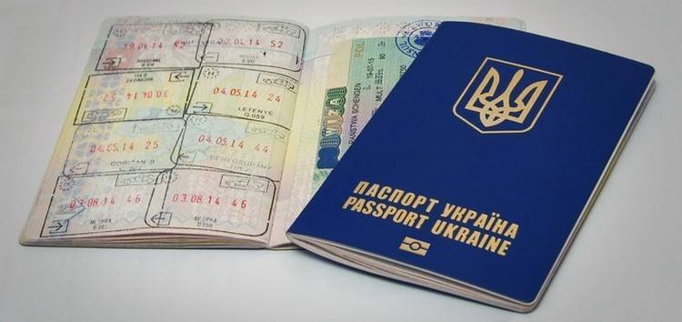 Чоловікам за 60 радять знятись з військового обліку для виїзду за кордон, але це не обовʼязково