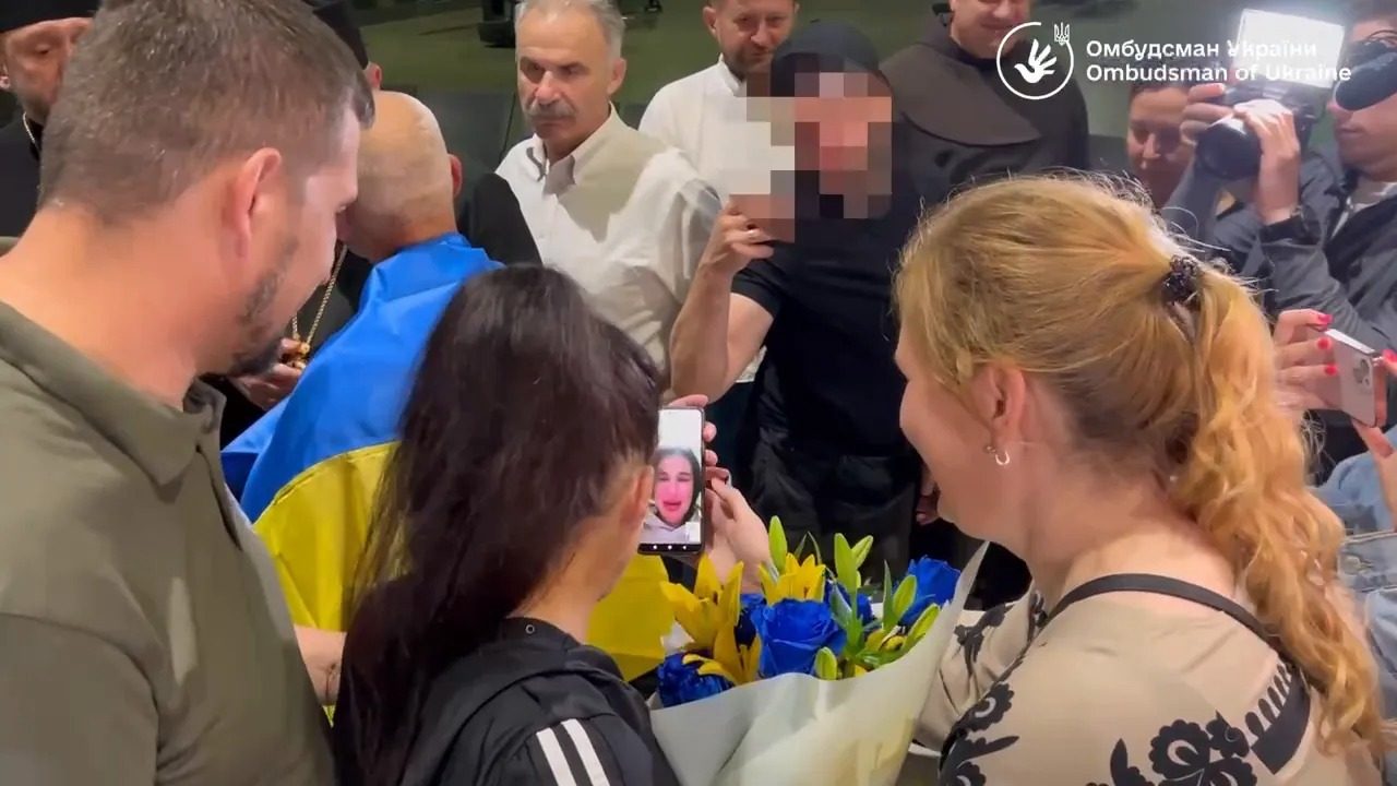 Сеть взбудоражил звонок освобожденной из плена украинки дочери