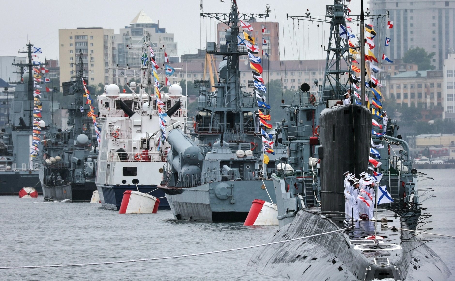 Путін подивився на “брата” корабля, котрий зганьбився в Україні