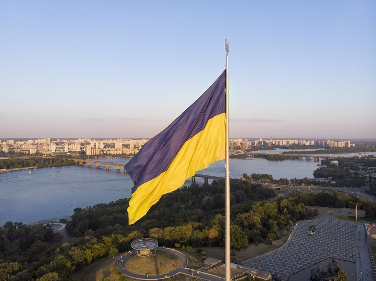 У Києві приспустили головний прапор України 