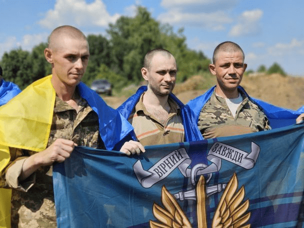 Відбувся обмін полоненими: ще 95 українських захисників повернулися додому (фото)