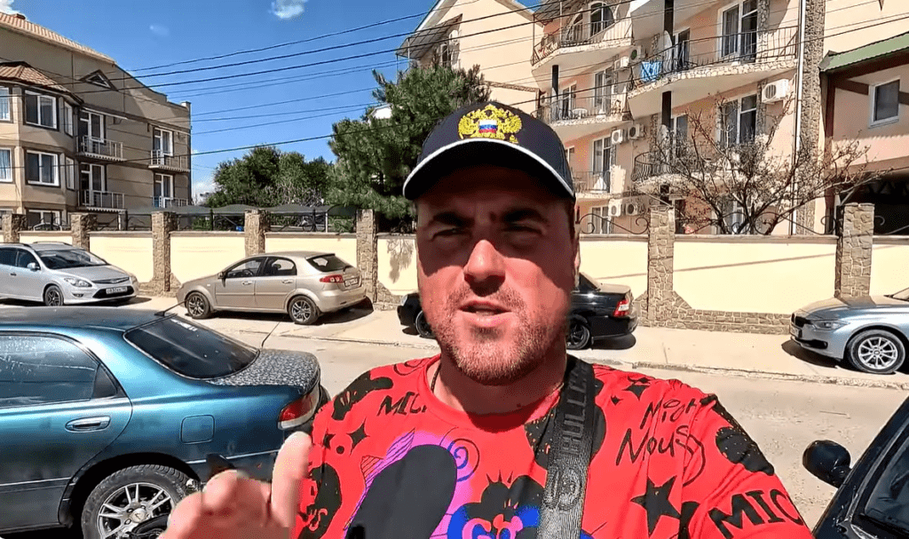 Штучні черги на мосту та брехня про туристів: чому ніхто не їде в Крим, а місцеві шукають роботу деінде