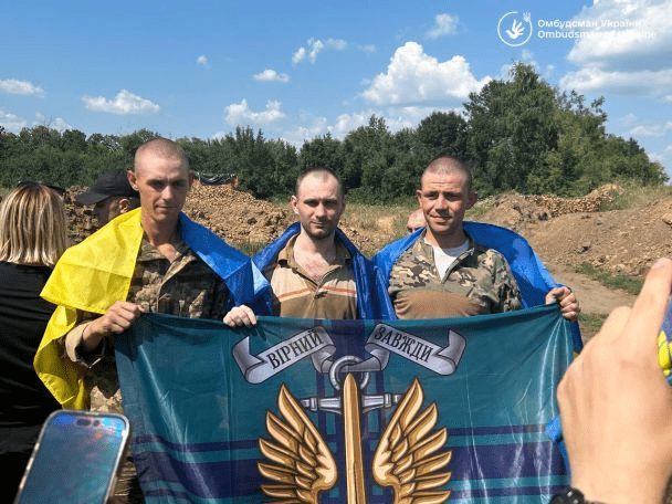 Відбувся обмін полоненими: ще 95 українських захисників повернулися додому (фото)