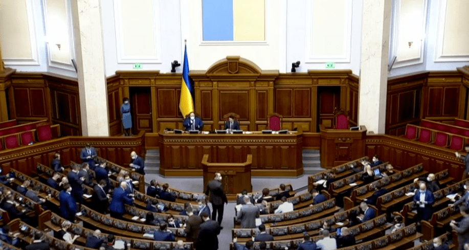 Нардепи заблокували трибуну Ради з вимагою заборонити УПЦ МП (фото)