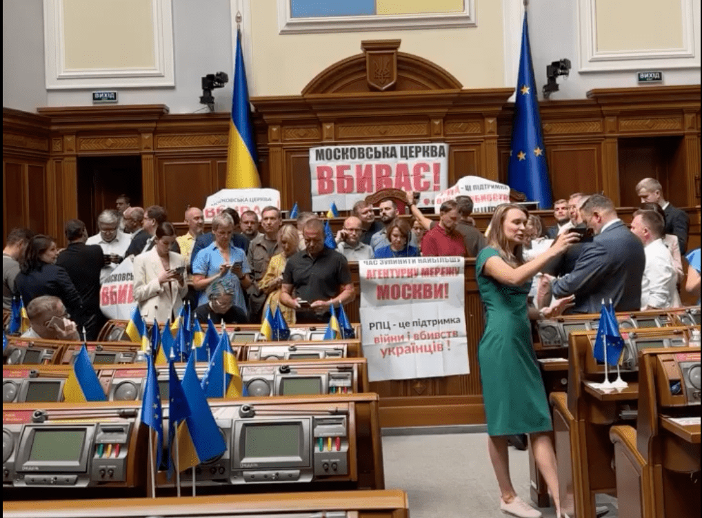 Нардепи заблокували трибуну Ради з вимагою заборонити УПЦ МП (фото)