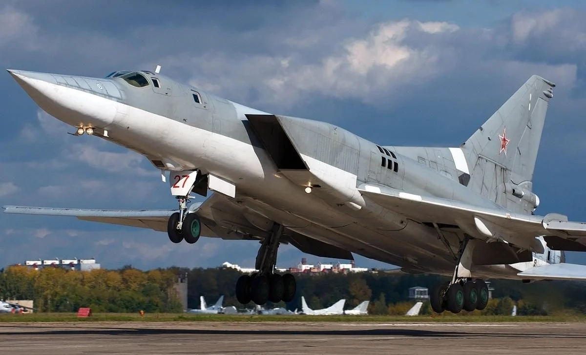 У ГУР підтвердили ураження літака Ту-22М3 на аеродромі “Оленья”