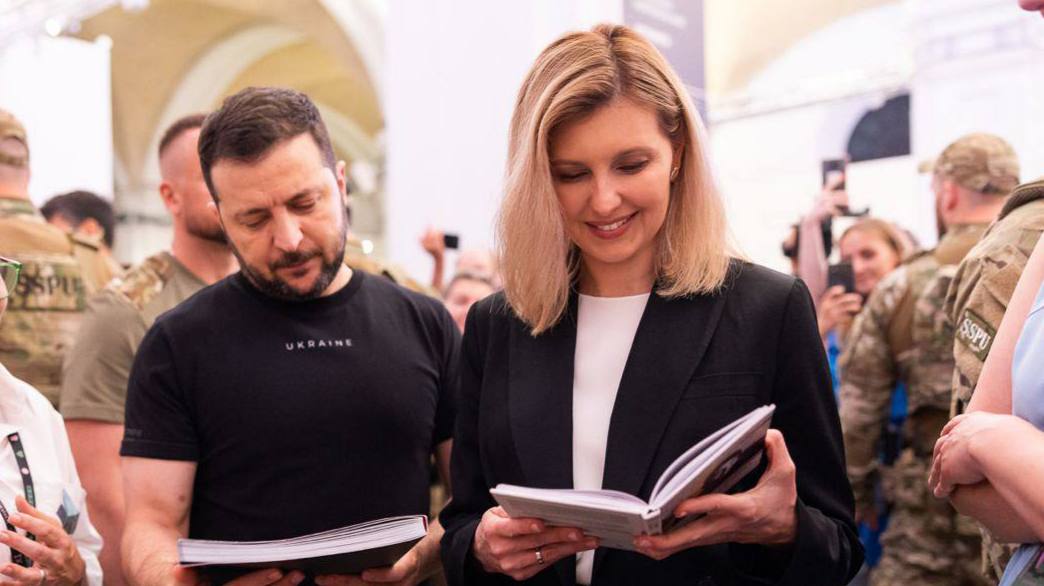 Ніжно притулилася до чоловіка: милі фото Зеленських із Білого дому ➤ Prozoro.net.ua
