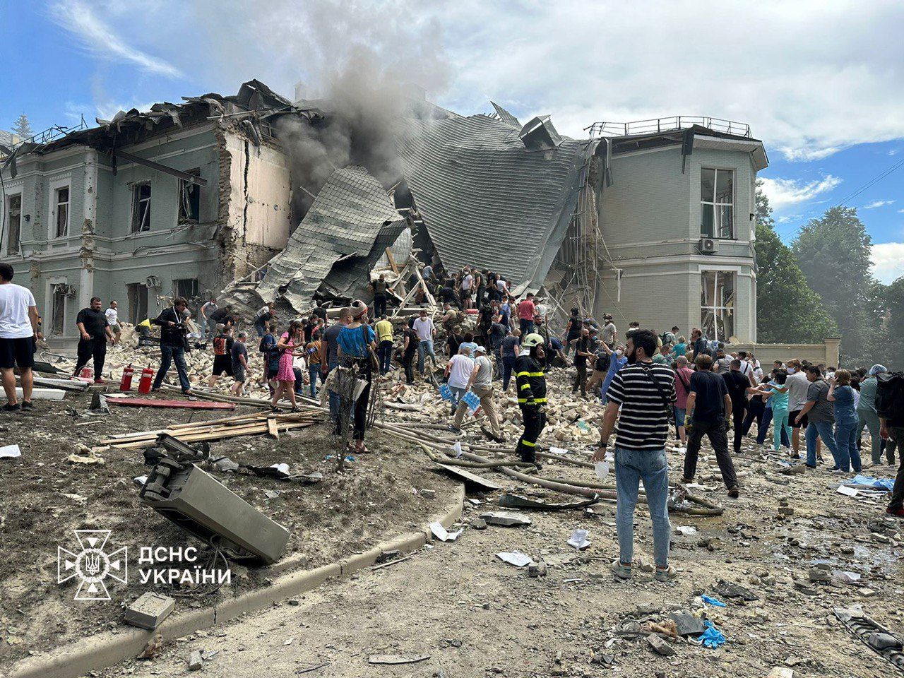 Обломки ракет упали на медицинский центр в Киеве: много погибших
