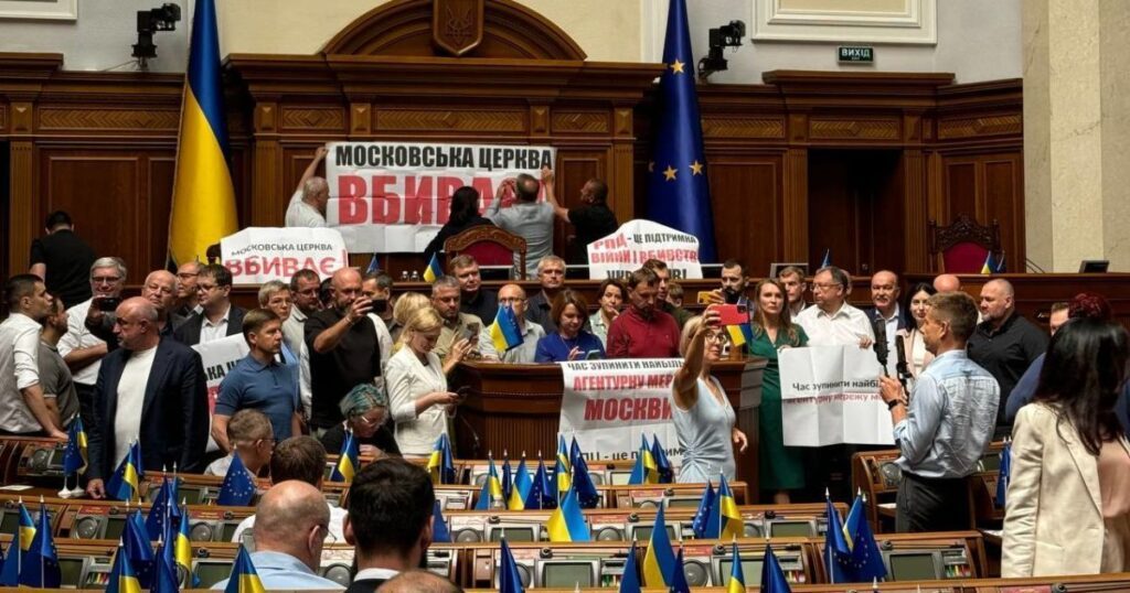 Нардепы блокировали работу Рады, требуя запретить УПЦ МП
