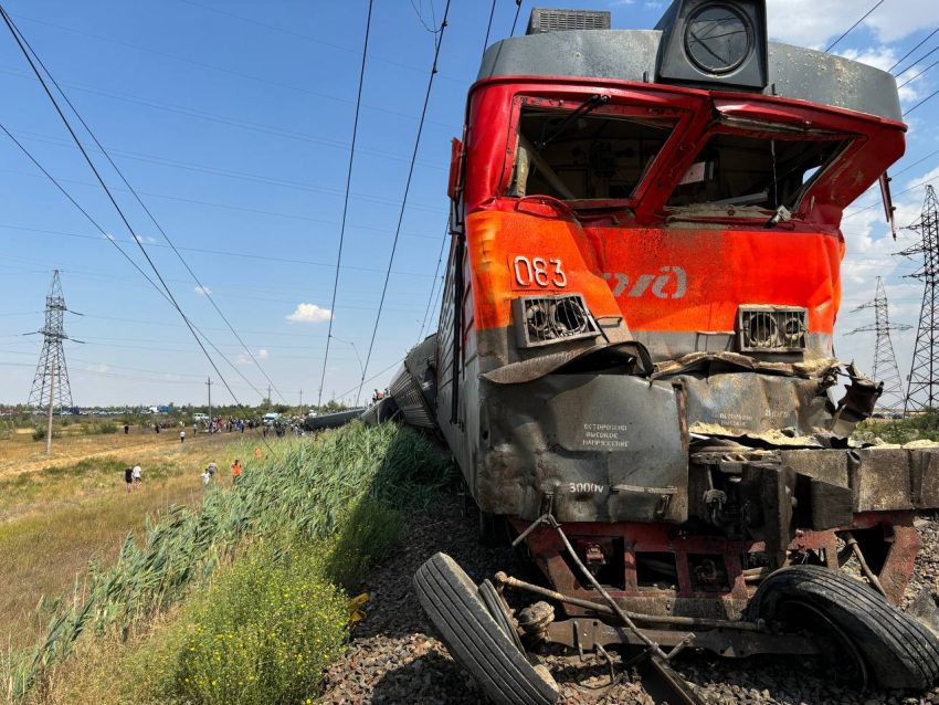Поезд перевернулся в России, более 100 пострадавших: фото