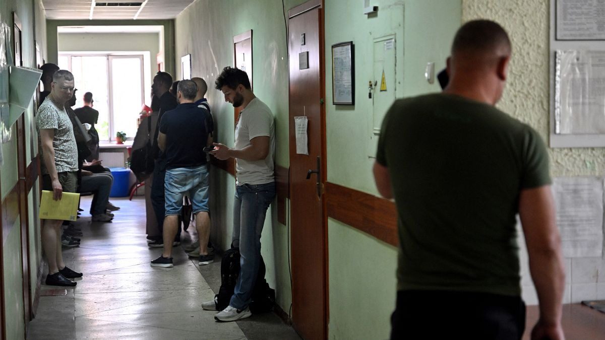 Стоять з 5-ї ранку: у Києві біля ЦНАПів утворилися черги чоловіків