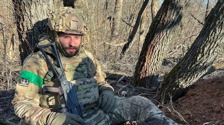 Віктор Розовий, який отримав поранення на фронті, показав наслідки трепанації черепа