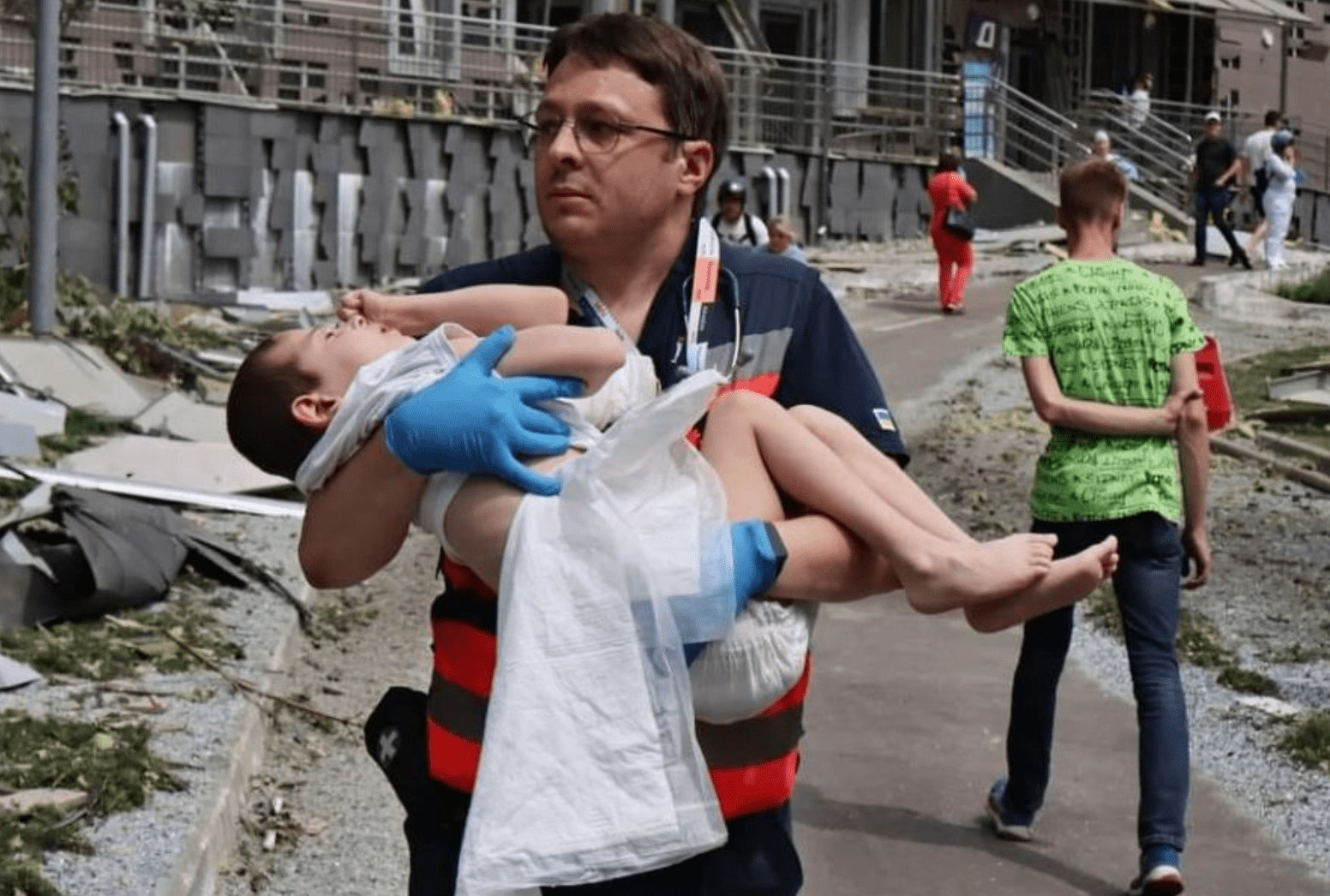 У Мережі діляться щеливим фото з лікарем “Охматдиту” – хто він