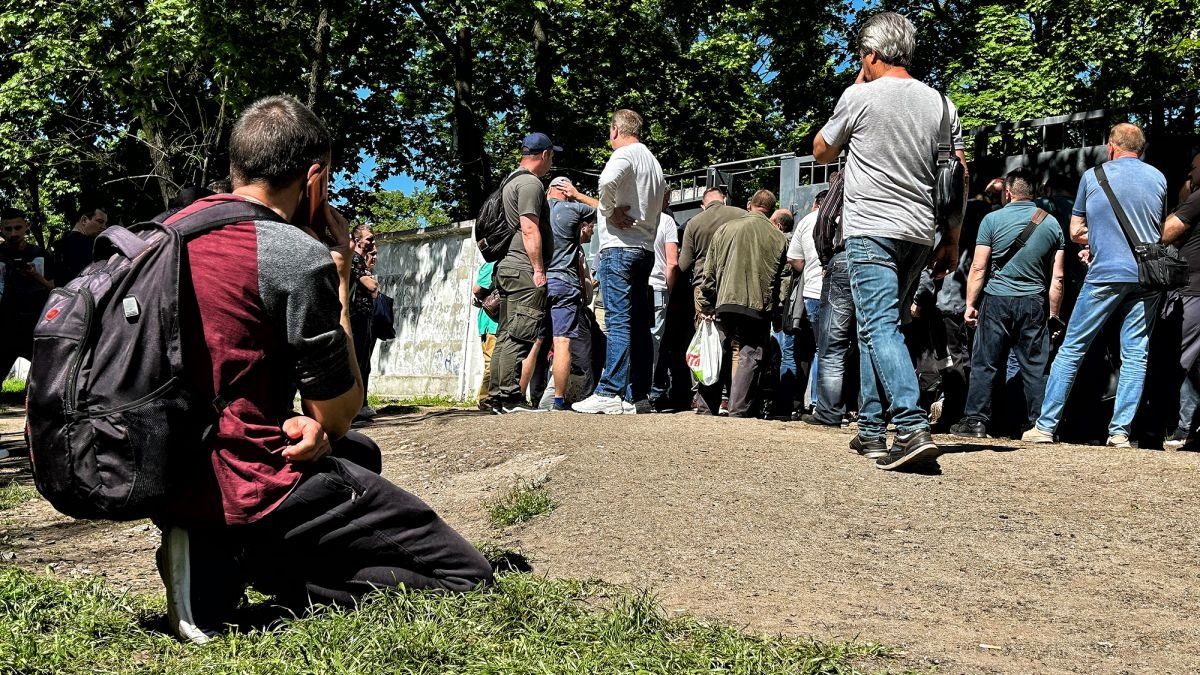 Стоять з 5-ї ранку: у Києві біля ЦНАПів утворилися черги чоловіків