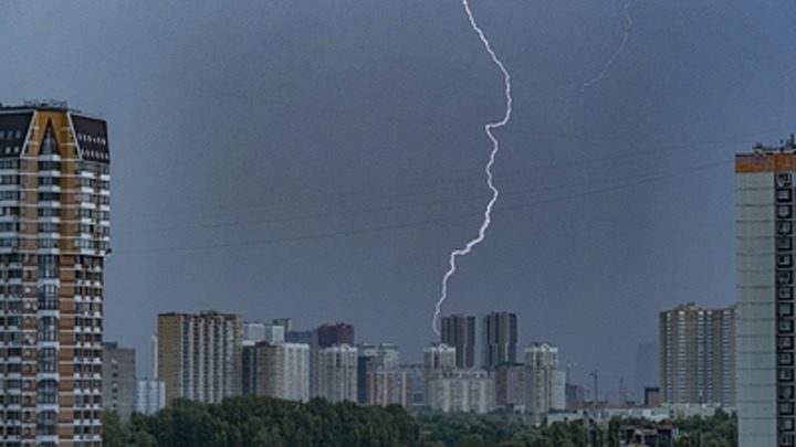 Чого не можна робити під час грози у квартирі: ці поради врятують