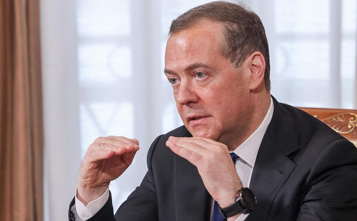 «До Киева и дальше», — Медведев требует развернуть танки