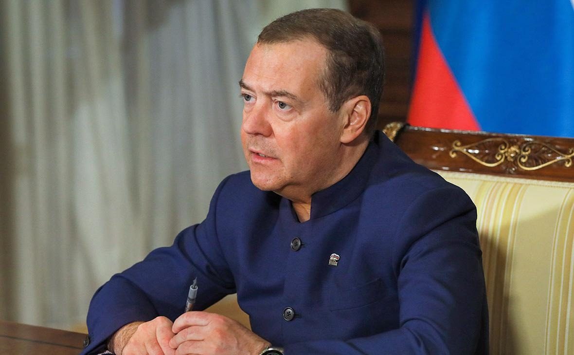 «До Киева и дальше», — Медведев требует развернуть танки