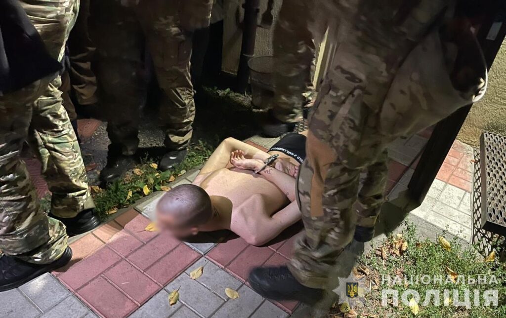 У Києві чоловік за 6 тисяч доларів погодився спалити два авто поліції 3 У Києві чоловік за 6 тисяч доларів погодився спалити два авто поліції