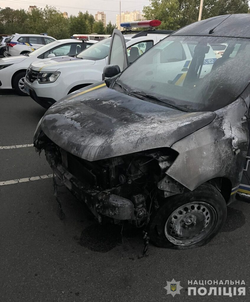 У Києві чоловік за 6 тисяч доларів погодився спалити два авто поліції 4 У Києві чоловік за 6 тисяч доларів погодився спалити два авто поліції