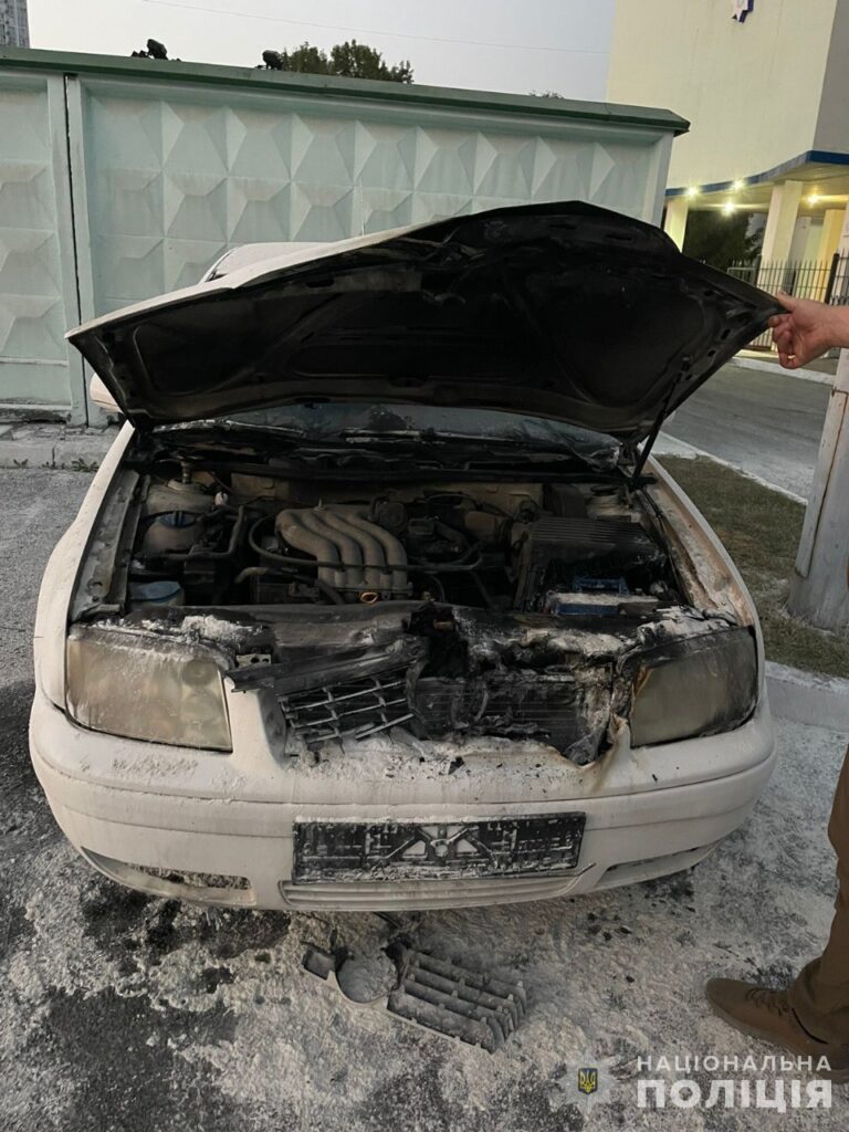 У Києві чоловік за 6 тисяч доларів погодився спалити два авто поліції 6 У Києві чоловік за 6 тисяч доларів погодився спалити два авто поліції