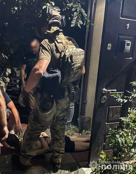 У Києві чоловік за 6 тисяч доларів погодився спалити два авто поліції 7 У Києві чоловік за 6 тисяч доларів погодився спалити два авто поліції