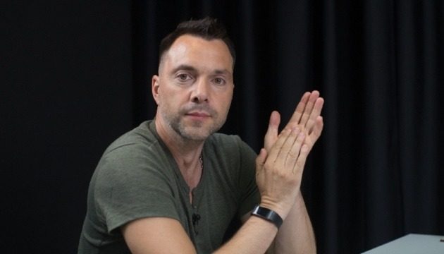 Втратив репутацію і країну: що відомо про нинішнє життя Арестовича (фото)