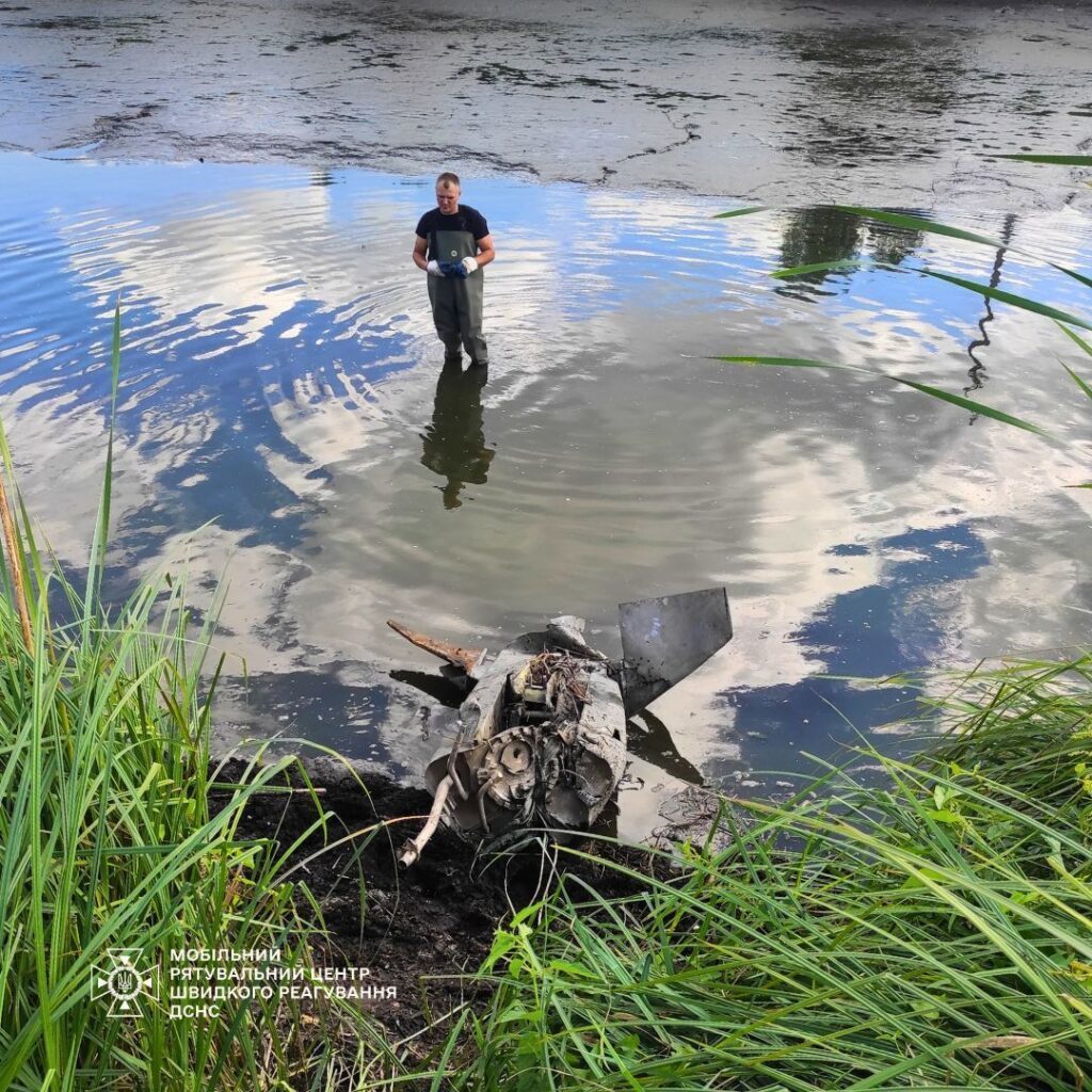 У Києві зі ставка витягли уламки російської ракети Х-101