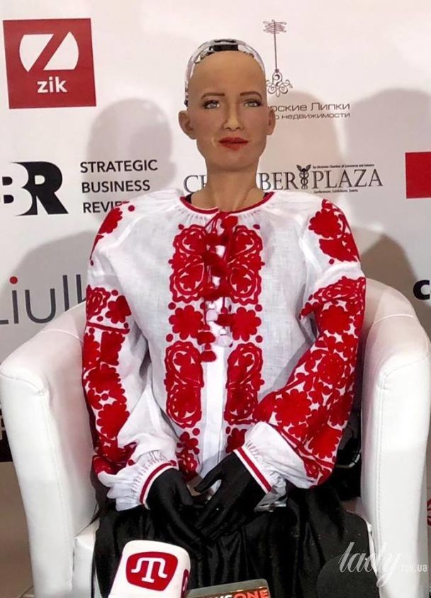 Мама Илона Маска и робот София: как выглядят мировые звезды в вышиванках 15 Мама Илона Маска и робот София: как выглядят мировые звезды в вышиванках