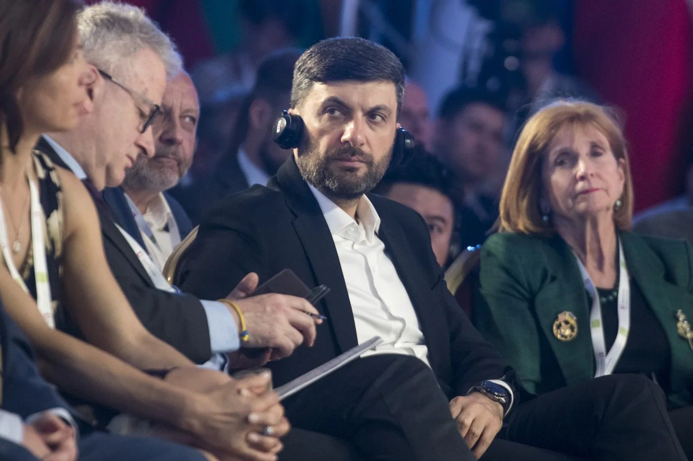 Сильно схуд і змінив імідж: як зараз виглядає Гройсман